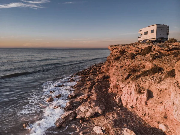 大篷车在高崖海滨露营 西班牙穆尔西亚马扎龙的地中海地区 — 图库照片