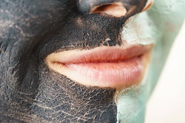 Mujer Limpiando Cara Piel Usando Barro Verde Máscara Negra Carbohidratos — Foto de Stock