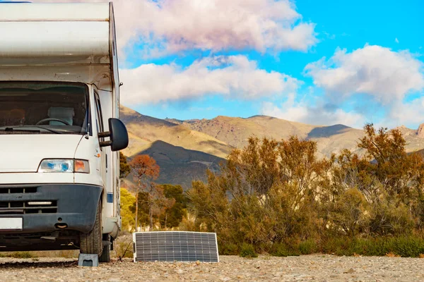 便携式太阳能光伏面板 充电电池在野营车Rv Sierra Alhamilla山脉景观 — 图库照片