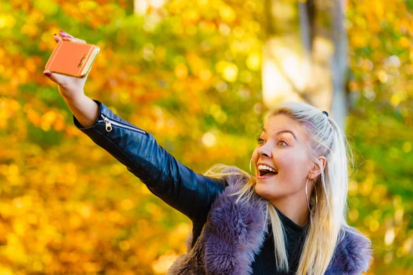 Blond Attraktiv Kvinna Bär Fashionabla Outfit Artifice Päls Promenader Höstparken — Stockfoto