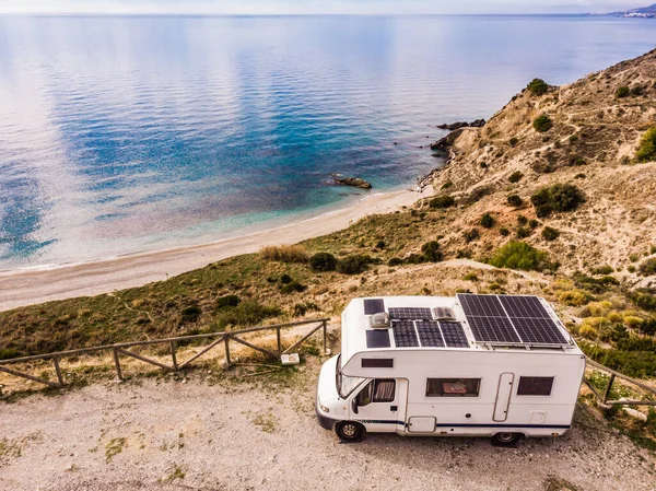 Caravana Con Paneles Solares Techo Acampando Costa Del Mar Acantilado —  Fotos de Stock