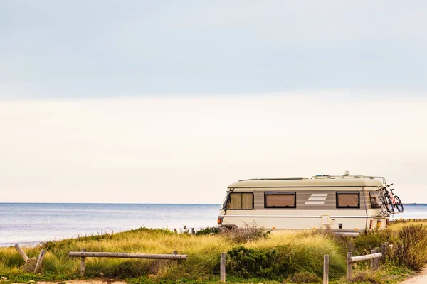Kemping Nad Brzegiem Morza Stary Pojazd Kempingowy Plaży Wybrzeże Morza — Zdjęcie stockowe