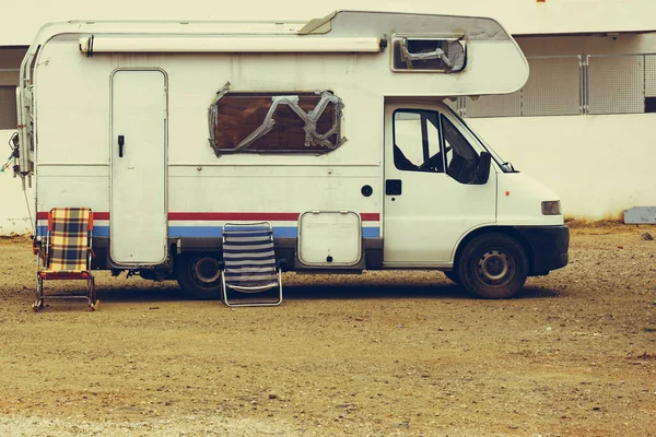 Vieux Camping Car Véhicule Récréatif Avec Fenêtres Cassées — Photo