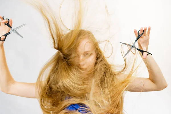 Meisje Met Blaas Lang Blond Haar Met Schaar Werktuigen Normale — Stockfoto