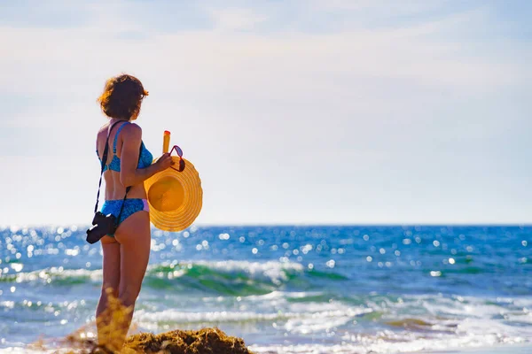 Reisefreiheitskonzept Reife Touristin Bikini Mit Kamera Strand Spazieren Fotos Machen — Stockfoto