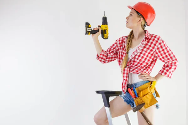 Junge Frau Auf Leiter Mit Werkzeuggurt Mit Drill Und Ein — Stockfoto
