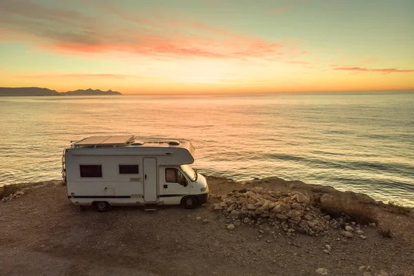 Camper Auto Kamperen Aan Kust Zee Kust Bij Zonsopgang Avontuur — Stockfoto