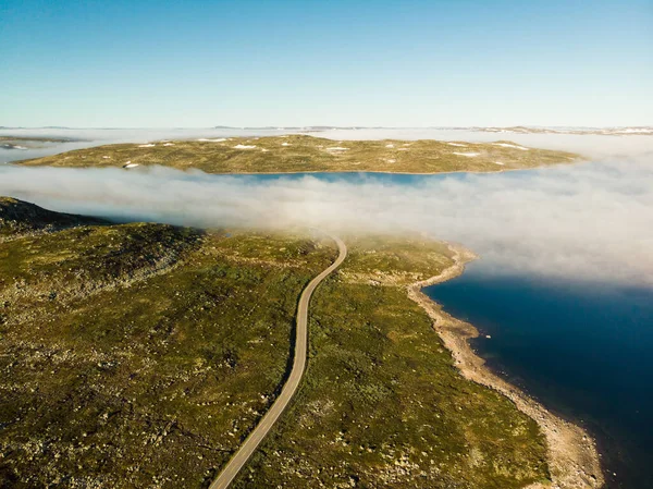 Luftaufnahme Strasse Über Das Hardangervidda Hochplateau Wolken Über Seen Morgenzeit — Stockfoto