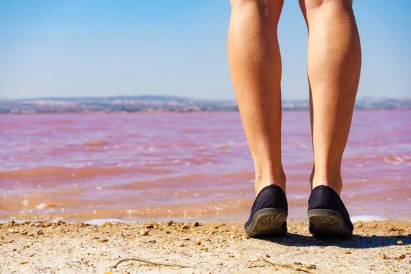 Weibliche Beine Beim Spaziergang Rosafarbenen See Von Torrevieja Spanien Provinz — Stockfoto