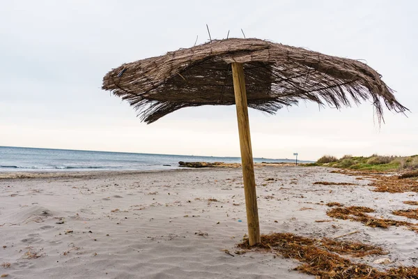 Úkryt Písečné Pláži Zataženo Koncept Cestovních Dovolených — Stock fotografie