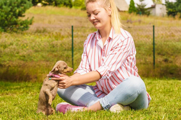 Frau Spielt Mit Kleinem Pinscher Ratter Prazsky Krysarik Mischlingshund Draußen — Stockfoto