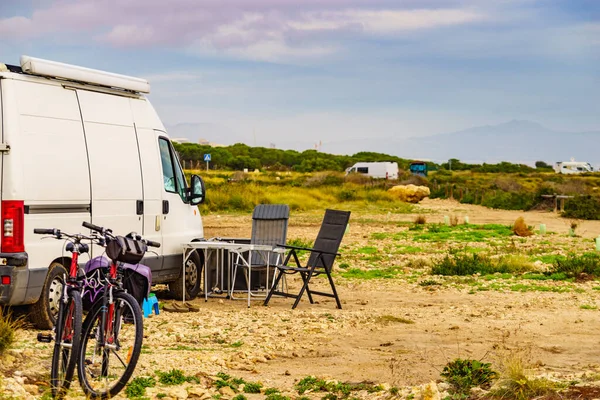 Wohnmobil Freizeitfahrzeug Und Zwei Fahrräder Zelten Der Natur Urlaub Und — Stockfoto