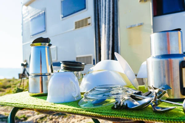 Viele Reinigen Geschirr Freien Auf Geschirrtrocknermatte Gegen Wohnmobil Abwaschen Frischer — Stockfoto