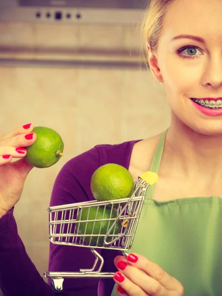 Compra Alimentos Saludables Vegetarianos Sin Gluten Productos Veganos Mujer Sosteniendo — Foto de Stock