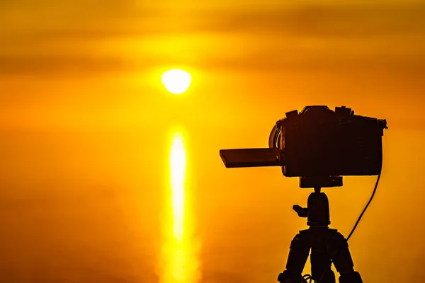 Câmera Profissional Tripé Tirando Foto Filme Vídeo Pôr Sol Sobre — Fotografia de Stock