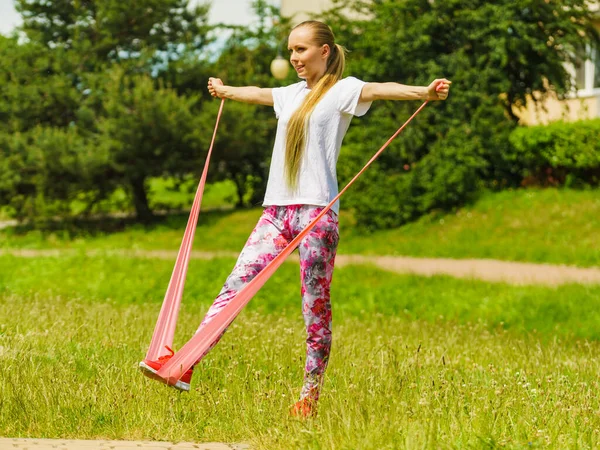 Mujer Joven Ejercita Aire Libre Parque Utilizando Accesorio Gimnasio Banda — Foto de Stock