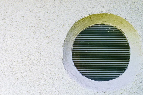房屋墙壁上用于照明的塑料圆窗孔 — 图库照片