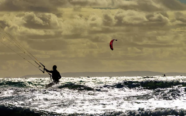 Kiteboarden Vlieger Surfer Actie Tarifa Spanje Sportactiviteiten Mensen Die Kitesurfen — Stockfoto