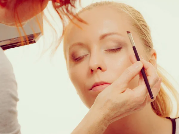 Deux Femmes Peinture Faciale Maquilleur Appliquant Maquillage Sur Visage Modèle — Photo