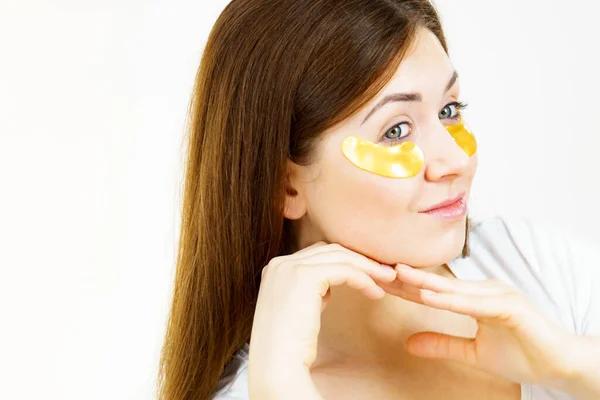 Jonge Vrouw Met Gouden Collageenvlekken Onder Oogkussens Masker Verwijderen Van — Stockfoto