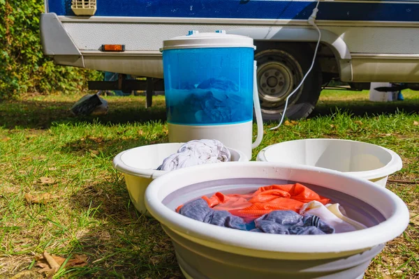Tvättar Utomhus Husvagn Skål Med Rena Kläder Och Tvättmaskin Fungerar — Stockfoto
