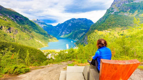 旅游度假和旅行 从挪威Flydalsjuvet的角度来看 女性游客在神奇的Geirangerfjorden上欣赏美丽的风景 旅游景点 — 图库照片
