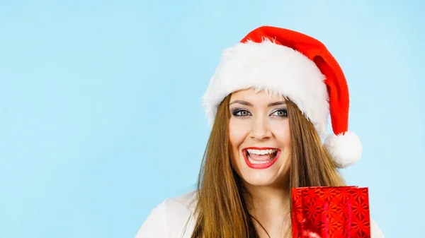 Presentes Natal Positivo Jovem Feminino Vestindo Santa Claus Chapéu Segurando — Fotografia de Stock