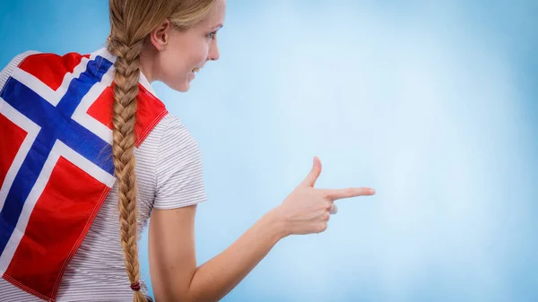 Blond Flicka Fläta Hår Med Norsk Flagga Ryggen Kvinnlig Pekar — Stockfoto