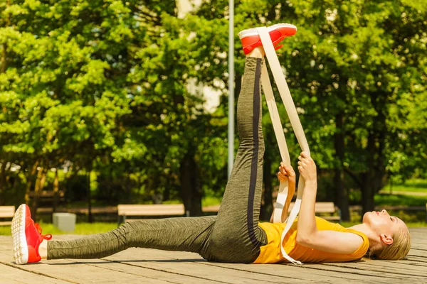 Mladá Žena Cvičení Venku Parku Pomocí Tělocvičny Fitband Zůstat Fit — Stock fotografie