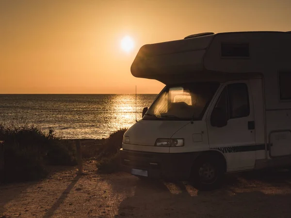 Automóvil Recreativo Campista Amanecer Costa Mediterránea España Camping Playa Naturaleza —  Fotos de Stock