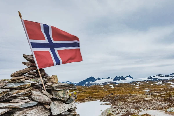 有挪威国旗的高高的石堆 National Tourist Landscape Route Sognefjellet Mefjellet View Norway — 图库照片