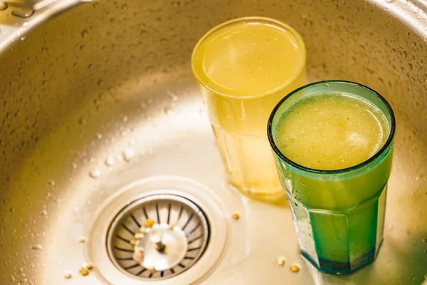 Dishwashing Dirty Dishes Kitchen Sink Two Glasses Fruit Smoothie Drink —  Fotos de Stock