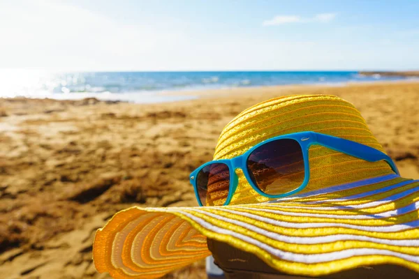 Verano Vacaciones Descansando Playa Gafas Sol Azules Sombrero Paja Amarilla —  Fotos de Stock