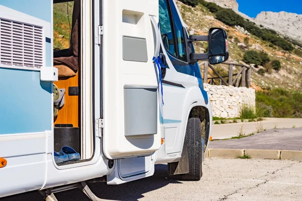 キャンパー レクリエーション車両の屋外やゴミは ドアの入り口にすることができます 自然の中でキャンプ キャラバンでの休暇と旅行 — ストック写真