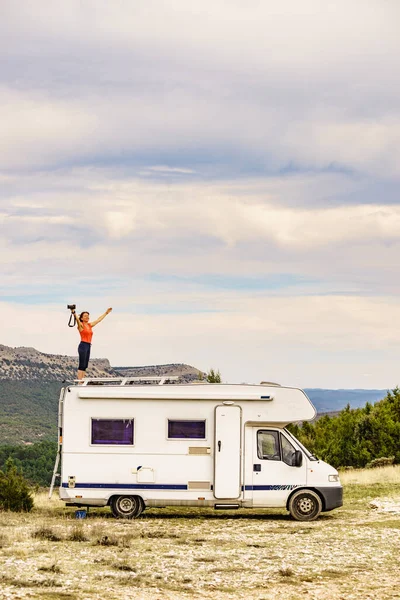 Kobieta Ciesząca Się Podróżą Kamperem Stojąca Dachu Pojazdu Campingowego Trzyma — Zdjęcie stockowe
