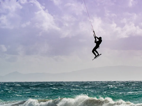 Kiteboarden Vlieger Surfer Rijdt Golven Tarifa Spanje Sportactiviteiten Kitesurfen Actie — Stockfoto
