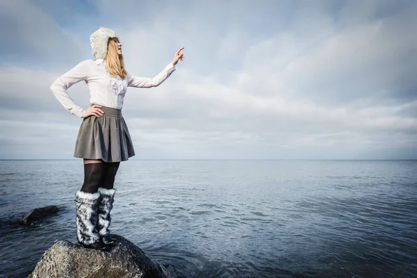 美しい のどかな海辺の風景概念 曇りの日 美しい風景を見て女性の水海の地平線 — ストック写真