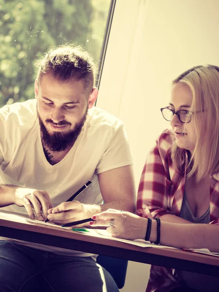 Zwei Studenten Sitzen Konzept Der Klassenplanung Studieren Gemeinsam Und Schaffen — Stockfoto