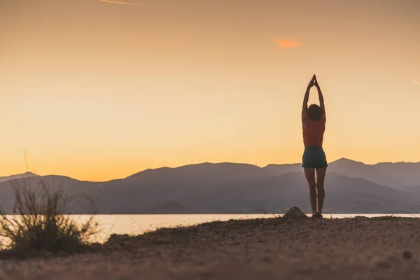 Mujer Relajándose Costa Griega Sintiéndose Espiritual Disfrutando Paz Mujer Disfrutando — Foto de Stock