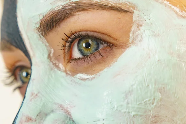 スキンケア 女性は ブラシを使用して 顔に緑色の浄化泥マスク 化粧品治癒粘土を適用します 美しさと健康 にきび治療 — ストック写真