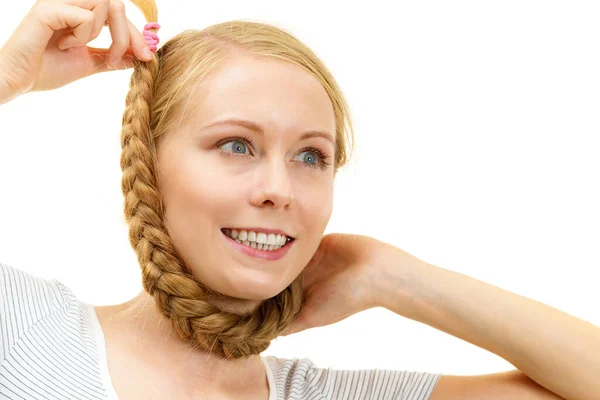 Jovem Loira Com Cabelos Longos Torno Pescoço Haircare Penteados Trançados — Fotografia de Stock