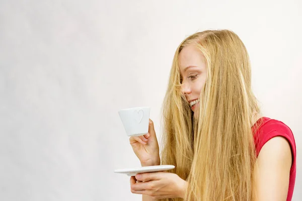 ハート型のコーヒーカップを持つブロンドの長い髪の女性 目を覚ます時間 オンに切り替えます スペースのコピー — ストック写真