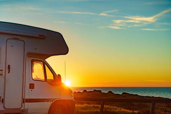 Camper Όχημα Κάμπινγκ Στην Ακτή Παραλία Την Ανατολή Του Ηλίου — Φωτογραφία Αρχείου