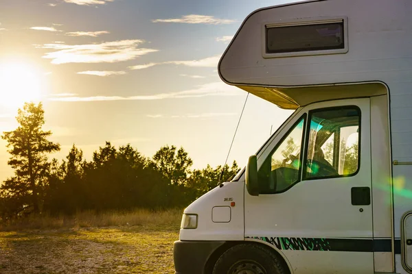 Camper Όχημα Κάμπινγκ Στη Φύση Περιπέτεια Ταξίδια Μηχανοκίνητο Σπίτι — Φωτογραφία Αρχείου