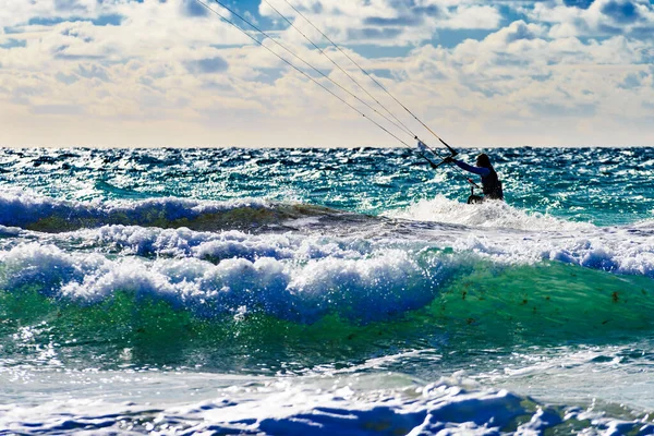 Ombordstigning Kite Surfare Aktion Tarifa Spanien Idrottsaktivitet Människor Gör Kitesurfing — Stockfoto