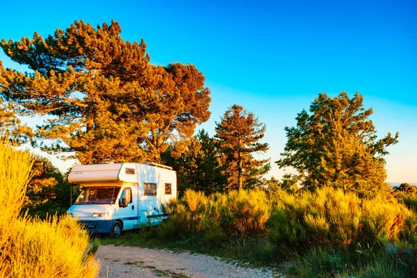 Caravan Wild Camping Nature Adventure Camper Vehicle — Stockfoto