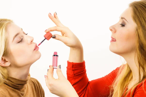 Maquiagem Amigo Artista Aplicando Outro Batom Mulher Brilho Labial Nos — Fotografia de Stock