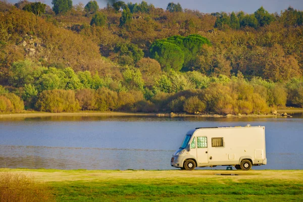 Caravana Acampando Margem Lago Portugal Viagem Campista Tempo Outono — Fotografia de Stock