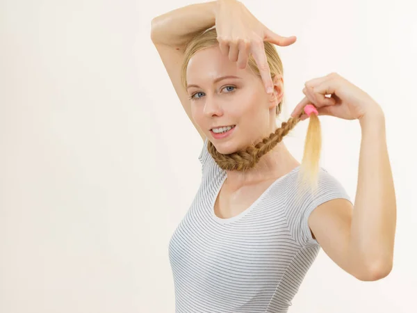 Jeune Femme Blonde Avec Longs Cheveux Tressés Autour Cou Soins — Photo