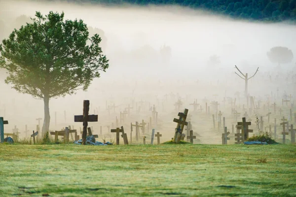 清晨在西班牙布尔戈斯的沙山坟场上空 多雾的天气 旅游胜地 意大利面西式胶卷拍摄地点 — 图库照片